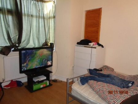 4 Bed - New Park Terrace, Treforest - £1,020 per month - Photo 4