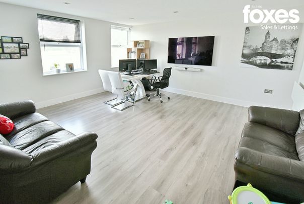 2 bed flat to rent in Victoria House, Princes Road, Ferndown, Dorset, BH22 9FP - Photo 1