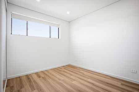 Modern & Spacious 5 Bedroom Family Home in Fairfield West! - Photo 3