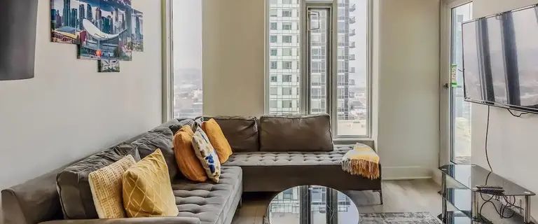 FULLY FURNISHED BEAUTIFUL VIEW IN A 1 BEDROOM PLUS DEN DOWNTOWN CALGARY | 2503 - 901 10 Avenue SW, Calgary - Photo 1