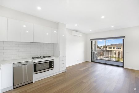 15 Glisten Way, Craigieburn VIC 3064 - Townhouse For Rent | Domain - Photo 2