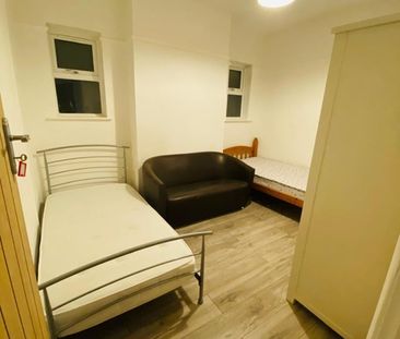Room in a Shared House, Queens Road, CR0 - Photo 4