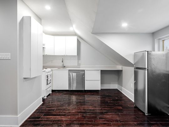 For Lease - 146 Howland Avenue, Toronto, Ontario - Photo 1