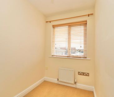 3 bedroom Semi-Detached House to let - Photo 3