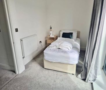 3 bedroom end of terrace house to rent - Photo 2