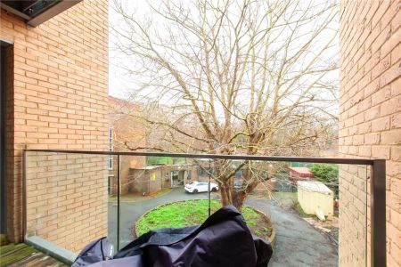 2 bedroom flat in Highbury Stadium Square - Photo 4