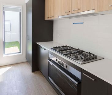 Brand new beautifully presented town home built with high quality f... - Photo 4