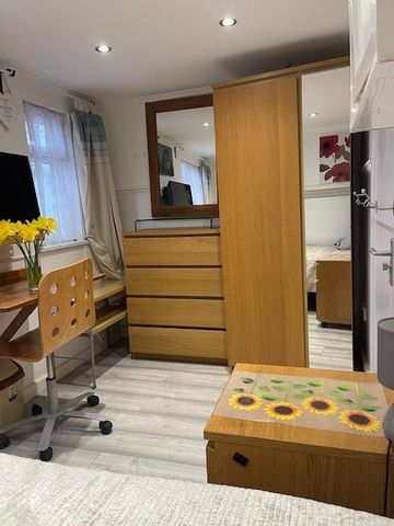 Room in a Shared House, Thorpe Road, E7 - Photo 4