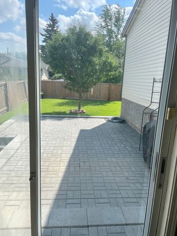 Large 5 Bed, 3 Bath House with Yard and Garage - Photo 2