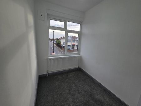 4 bedroom semi-detached house to rent - Photo 5