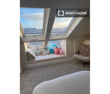 Stylish room in 5-bedroom apartment in Sandyford, Dublin - Photo 6