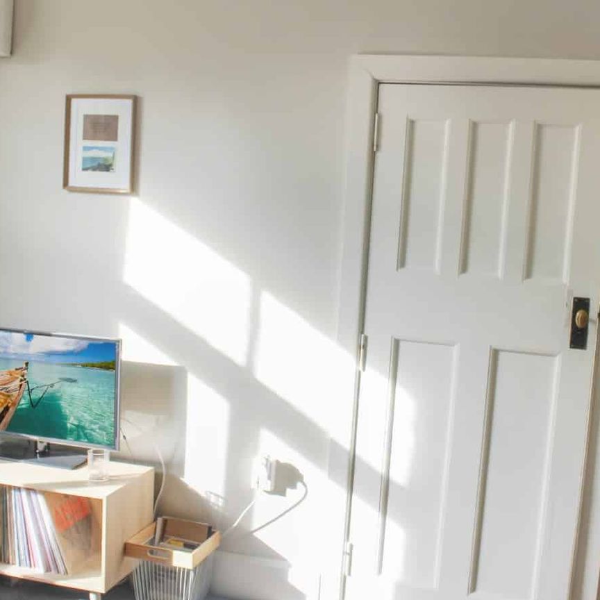 One Bedroom In Sydenham - Photo 1