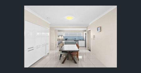 Spacious & Modern Second-Floor Unit in a Quiet, Leafy Complex - Photo 3