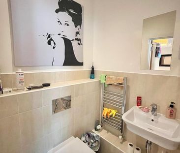 1 bedroom in a house share to rent - Photo 2