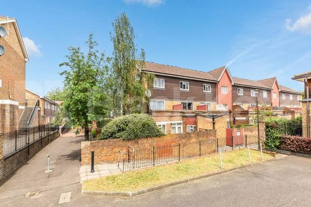 Spacious 3 Bedroom Home with Modern Interiors on Corporation Road N7 - Photo 1