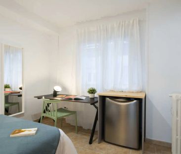 Room in a shared 25-bedroom apartment for rent in Valdeacederas. - Foto 4