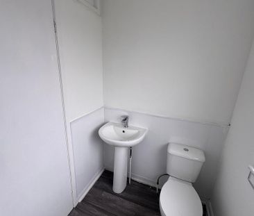 3 bedroom flat to rent - Photo 6