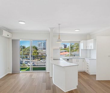 Stylish Top Floor Apartment in the Heart of Nundah - Photo 3