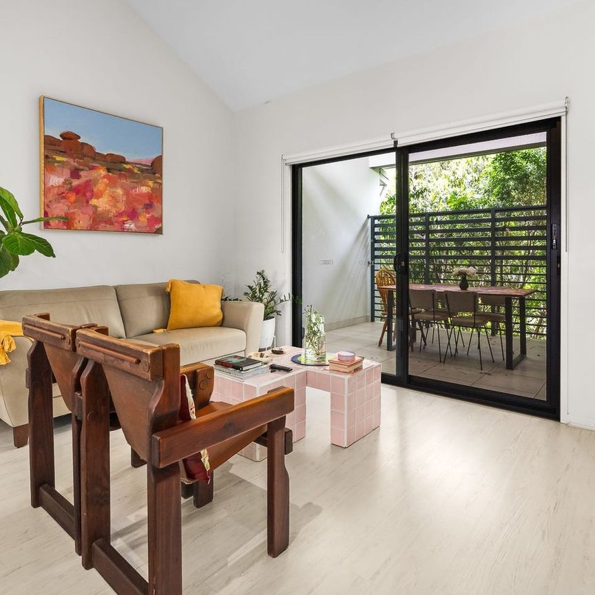 STYLISH, SPACIOUS LIVING WITH EXCEPTIONAL OUTDOOR APPEAL IN THE HEART OF COORPAROO - Photo 1