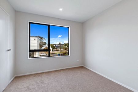3-Bedroom Townhouse+1 Study in Te Atatū Peninsula! - Photo 5