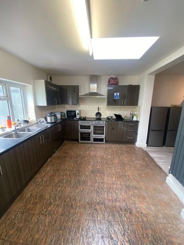 1 bedroom in a house share to rent - Photo 5
