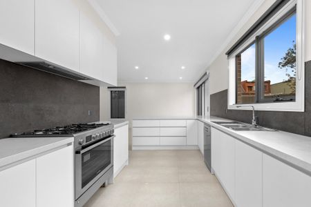 Large Modern Townhome - Photo 4