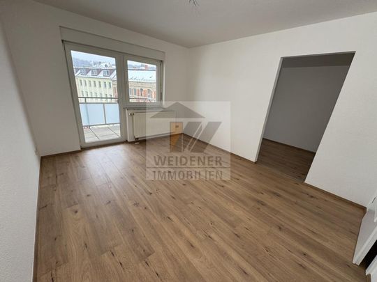 Frisch renoviert: schöne 2-Raum Wohnung mit Balkon (Südseite) und Aufzug! - Photo 1