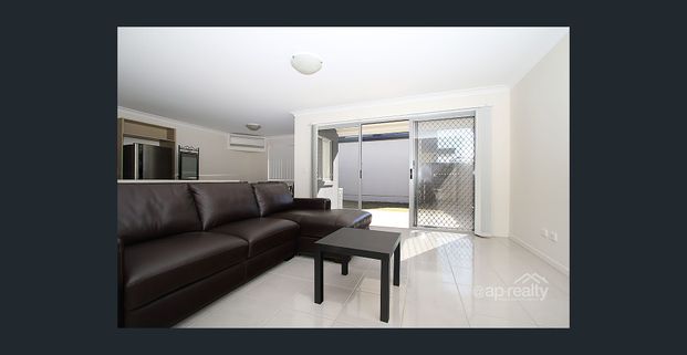 Effortless Living: Spacious 3-Bed Townhouse with Sleek Modern Kitchen - Photo 1