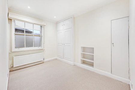 3 bedroom flat in London - Photo 2