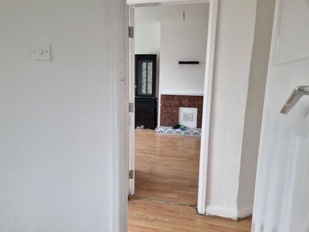 2 Bed Flat, Beechwood Gardens, NW10 - Photo 2