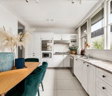 Unique Mid-Century Charm - Photo 5