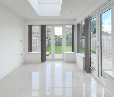 Picardy Close, Dobbs Weir, Hoddesdon - Photo 1