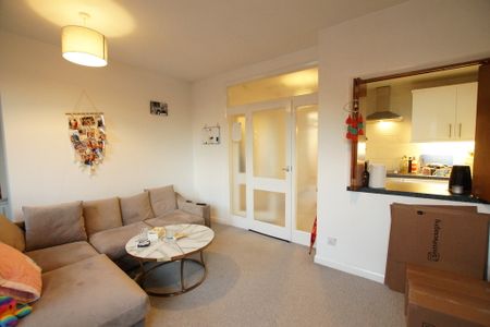 2 bedroom Flat to let - Photo 4