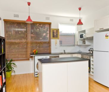 Stylish Two-Bedroom Apartment in the Heart of Brighton-Le-Sands - Photo 3