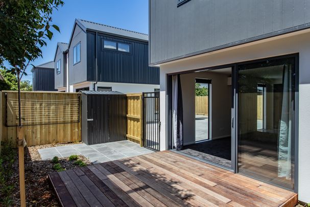 Modern Two-bedroom Townhouse with Off-Street Park Edgeware - Photo 1