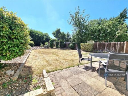 5 bedroom semi-detached house to rent - Photo 3