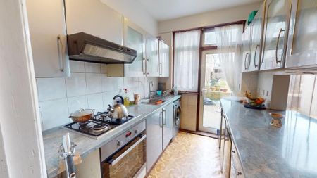 1 bedroom in a house share to rent - Photo 5