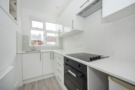 3 bedroom flat to rent - Photo 4