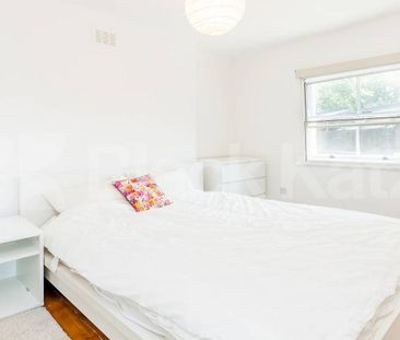 Split level spacious two double bedroom flat in a period house in K... - Photo 4