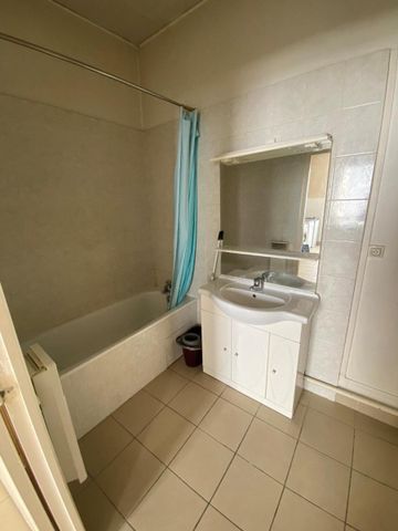 Location Appartement 1 pièce 37m² LYON 3ème - Photo 2