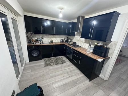 3 bedroom semi-detached house to rent - Photo 2