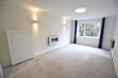 1 bed flat to rent in Madeira Road, Bournemouth, BH1 - Photo 2