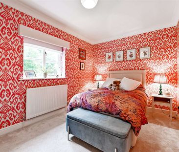 This beautifully presented modern detached home is situated in the ... - Photo 6