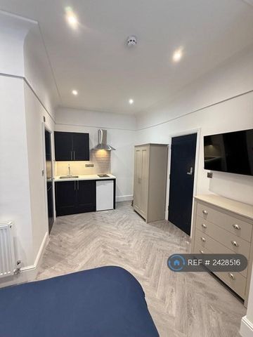 1 bedroom in a house share to rent - Photo 2