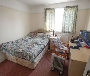 4 Bedroom House To Rent in Ensbury Park - £1,860 pcm Tenancy Info - Photo 2