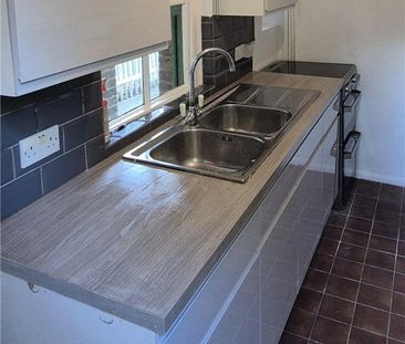 Refurbished three bedroom semi-detached cottage located in the vill... - Photo 6