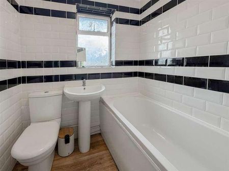 Bodiam Crescent, Eastbourne, BN22 - Photo 3