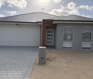 Stylish 2-Bedroom Home - Perfect for Singles, Couples or FIFO - Photo 5