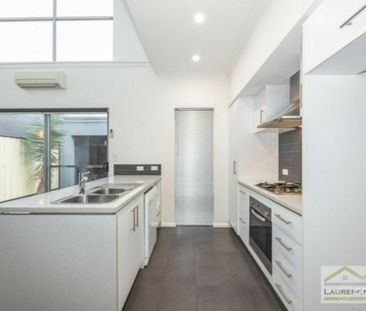Modern & Low-Maintenance Townhouse in Quiet Location - Photo 4