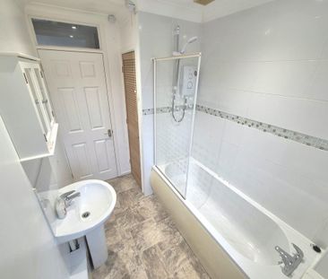 2 bedroom end of terrace house to rent - Photo 4